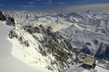 COURMAYEUR, ITALY - Club Alpino Italiano 'dan Chalet Rifugio Torino, manzara Pointe Helbronner, the Mont Blanc Massif.