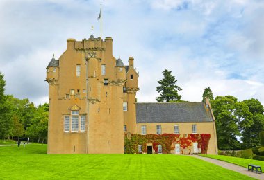 Şatonun ön cephesinin ayrıntıları, Aberdeenshire 'daki Banchory yakınlarındaki Crathes Kalesi iyi korunmuş bir 16. yüzyıl kulesi, Birleşik Krallık, İskoçya