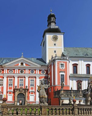 Broumov, Çek Cumhuriyeti 'nin eski manastırı. Broumov, Polonya sınırına yakın Hradec Kralove Bölgesi 'nin eski bir kasabasıdır..