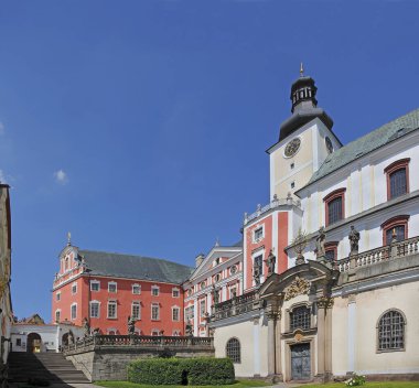 Broumov, Çek Cumhuriyeti 'nin eski manastırı. Broumov, Polonya sınırına yakın Hradec Kralove Bölgesi 'nin eski bir kasabasıdır..