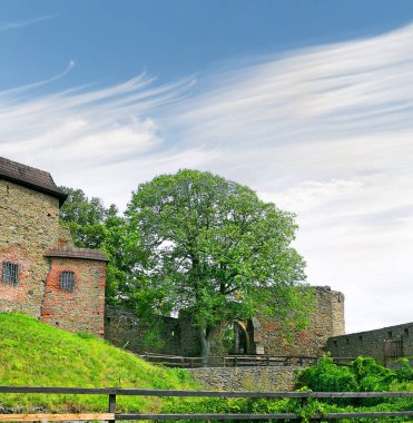 Helfstyn Kalesi, Moravya Kapısı vadisinde asılı duruyor. Arazinin tamamı bir dizi faydacı bina ve tahkimatlardan oluşuyor. Moravya, Çek Cumhuriyeti
