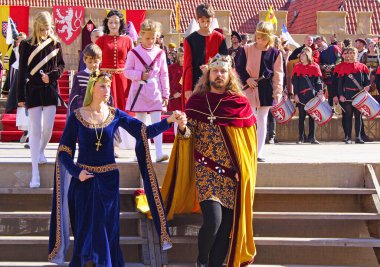 ZNOJMO, CZECH REPUBLIC - Dönem kostümlerinin geleneksel bağcılığını kutlayan tanımlanamayan katılımcı. Geçmişteki görkemli şehri ve hasadın bitişini kutluyoruz.