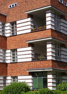 Siedlung Schillerpark - Berlin, Almanya 'da kompleks modern mimari. Mimar Bruno Taut tarafından 1920 'de inşa edildi. Burası UNESCO Dünya Mirası Alanı.