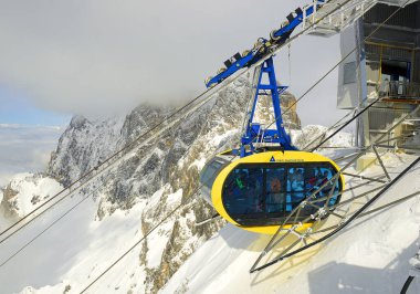 Dachstein 'e giden teleferiğin üst istasyonu. Dachstein Dağları (Dachsteingebirge), Kuzey Kireçtaşı Alpleri 'nde bulunan bir dağ silsilesidir. UNESCO Dünya Mirası Alanı, Avusturya