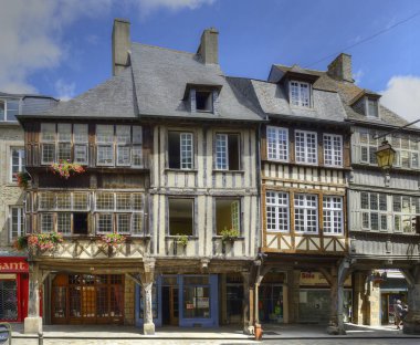 Dinan - Eski kasabanın caddesindeki eski evler. Dinan, Fransa 'nın kuzeybatısında yer alan Brittany kentinde yer alan bir Breton kentidir..