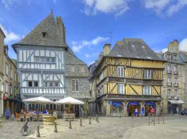 Dinan - Eski kasabanın caddesindeki eski evler. Dinan, Fransa 'nın kuzeybatısında yer alan Brittany kentinde yer alan bir Breton kentidir..