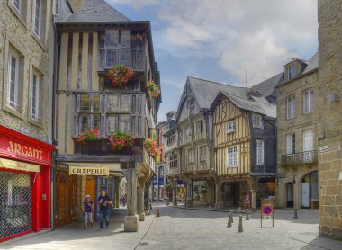 Dinan - Eski kasabanın caddesindeki eski evler. Dinan, Fransa 'nın kuzeybatısında yer alan Brittany kentinde yer alan bir Breton kentidir..
