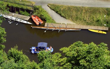 Rance Nehri, Cotes-d 'Armor Bölümü, Bretagne Bölümü ve Fransa' nın kuzeybatısındaki tarihi Dinan kasabasının hava manzarası.