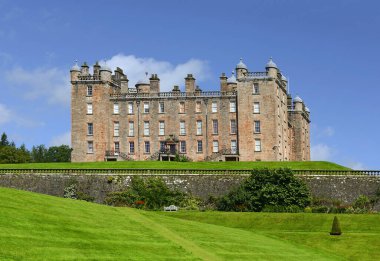 Drumlanrig Şatosu Britanya 'nın en büyük kalelerinden biridir. Drumlanrig Şatosu, İskoçya, Dumfries ve Galloway 'deki Queensberry Malikanesi' nde yer almaktadır..
