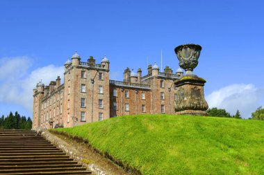 Drumlanrig Şatosu Britanya 'nın en büyük kalelerinden biridir. Drumlanrig Şatosu, İskoçya, Dumfries ve Galloway 'deki Queensberry Malikanesi' nde yer almaktadır..