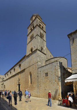 Yaşlı Dubrovnik sokaklarındaki turistler. Eski kentin (ortaçağ Ragusa), Adriyatik Denizi 'nin Dalmaçya kıyılarının manzarası. Dünya Mirası Siteleri Unesco, Hırvatistan