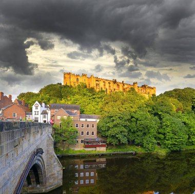 Durham Kalesi - UNESCO Dünya Mirası Alanı. Kale, İngiltere 'nin kuzey sınırlarını koruma karşılığında kendilerine özerklik verilen Durham Prenslerinin kalesi ve ikametgahıydı.