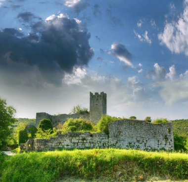 Hırvatistan 'ın Istria kentindeki Dvigrad şatosunun kalıntıları. Dvigrad, Kanfanar 'a 3-4 km, Rovinj kasabasına ise 20 km uzaklıkta yer almaktadır..