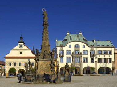 Ana meydan. Dthe Kralove nad Labem, Çek Cumhuriyeti 'nin Doğu Bohemya eyaletinin Labe (Elbe) nehir vadisinde yer alan Hradec Kralove bölgesinde bir kasabadır.