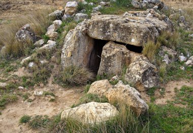 Abalos yakınlarındaki Neolitik Dolmen de la Cascaja ve Pecina köyü, La Rioja, İspanya