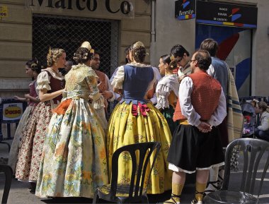 Bilinmeyen kadınlar, Fallas kutlamaları. İspanya 'nın en büyük partilerinden biri. İnsanlar geleneksel olarak giyiniyor.