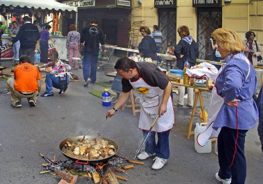 Bilinmeyen insanlar geleneksel Paella yemeklerini Valencia, İspanya 'da Fallas caddesinde Aziz Yusuf kutlamalarında hazırlıyorlar.
