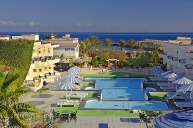 Otel yüzme havuzları Hurghada 'nın deniz kıyısında. Hurghada şehri Mısır 'ın en ünlü turistik beldelerinden biridir..