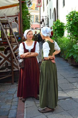 Eski Tallinn, Estonya sokaklarındaki satıcı kız. Tallinn, UNESCO Dünya Mirası Alanı ve Estonya 'nın başkentidir..