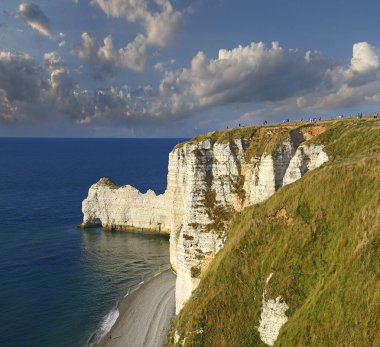 Fransa 'nın kuzeybatısındaki Haute-Normandie bölgesinde Seine-Denizcilik Bölgesi' nde bulunan D 'Etretat köyünün kıyısında bir komün. Etretat artık ünlü bir Fransız sahil beldesi..