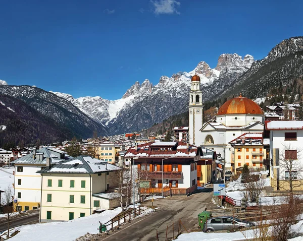 Valle Ansiei Rodeado Por Los Picos Los Dolomitas Abarca Ciudad — Foto de Stock