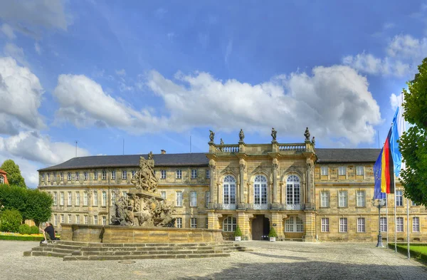 Bayreuth 喷泉和新宫 Neues Schloss 自1753年起成为万人坑所在地 拜罗伊特以其一年一度的理查德 瓦格纳歌剧节而闻名 — 图库照片