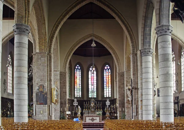 波萝尼斯 比利时 圣伯蒂尼教堂的中殿 圣伯廷 圣伯廷是最古老的Poperinge教堂 它是在1147年以罗马式风格建造的 — 图库照片