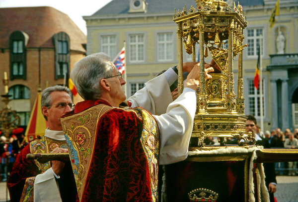 БРУГЕС, БЕЛЬГИУМ - Ежегодная процессия Святой Крови в день Вознесения. Местные жители выполняют историческую реконструкцию и драматизируют библейские события. 5 мая 2005 года в Брюгге (Бельгия)