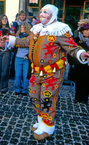 Binche Bélgica Gilles Máscaras Danza Plaza Ciudad Carnaval Binche Bélgica —  Fotos de Stock
