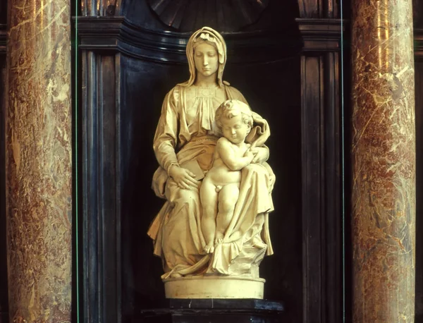 Madonna Gyermek Fehér Márványszobra Michelangelo Alkotása 1504 Körül Belgiumi Brugges — Stock Fotó