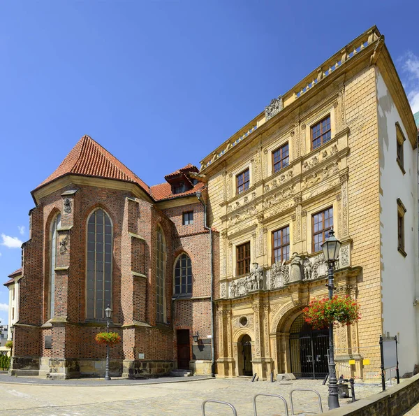 位于市场广场附近的布热格历史城中心的波兰人 布热格教堂和装饰过的旧皮雅城堡大门 重建后的城堡也被称为 西里西亚瓦维尔 — 图库照片