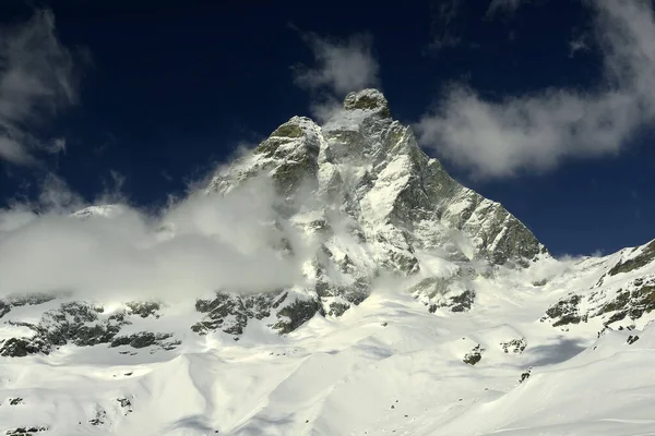 マッターホルン山頂のパノラマビュー イタリア モンテCervino スイスとイタリアの国境に位置する山 スイスのツェルマットとイタリアの町ブリュイ セルビニア — ストック写真
