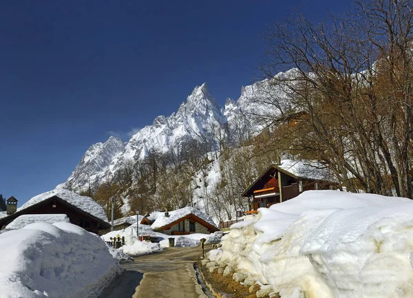 Cormayeur Italia Courmayeur Calles Casas Invierno Courmayeur Está Situado Los — Foto de Stock