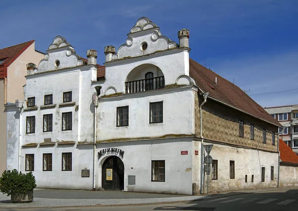 文艺复兴时期的博物馆收藏了15世纪和16世纪在南波西米亚的斯贝斯拉夫主广场的博物馆 它是一个重要的历史遗迹 捷克共和国 — 图库照片