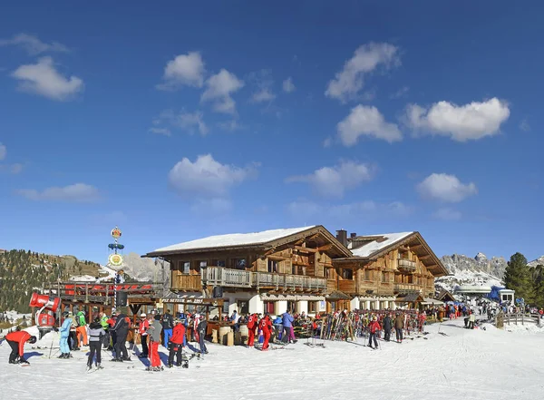 Dolomitler Güney Tyrol Talya Dağ Kulübesi Piz Seteur Önündeki Kayakçılar — Stok fotoğraf