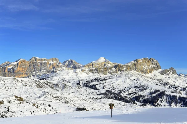 全景Alpe Fanes 从意大利南蒂罗尔的Cherz Alta Badia Dolomites的山舍看 Dolomites是教科文组织的世界遗产 — 图库照片