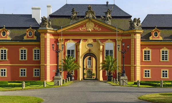 Hrad Dobris Středních Čechách Rokokový Zámek Výraznou Fasádou Dobris Česká — Stock fotografie