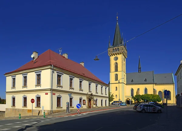 施洗者圣约翰哥特式教堂 Dvur Kralove是捷克共和国东波希米亚拉贝河流域Hradec Kralove地区的一个城镇 — 图库照片