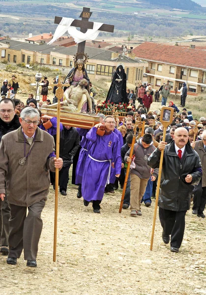 참가하는 사람들은 스페인 비센테데라 손시에라에 십자가의 기둥들로 이루어진 행렬을 다닌다 — 스톡 사진