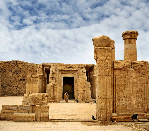 エジプト北部のエドフのナイル川西岸にあるエドフの寺院 — ストック写真