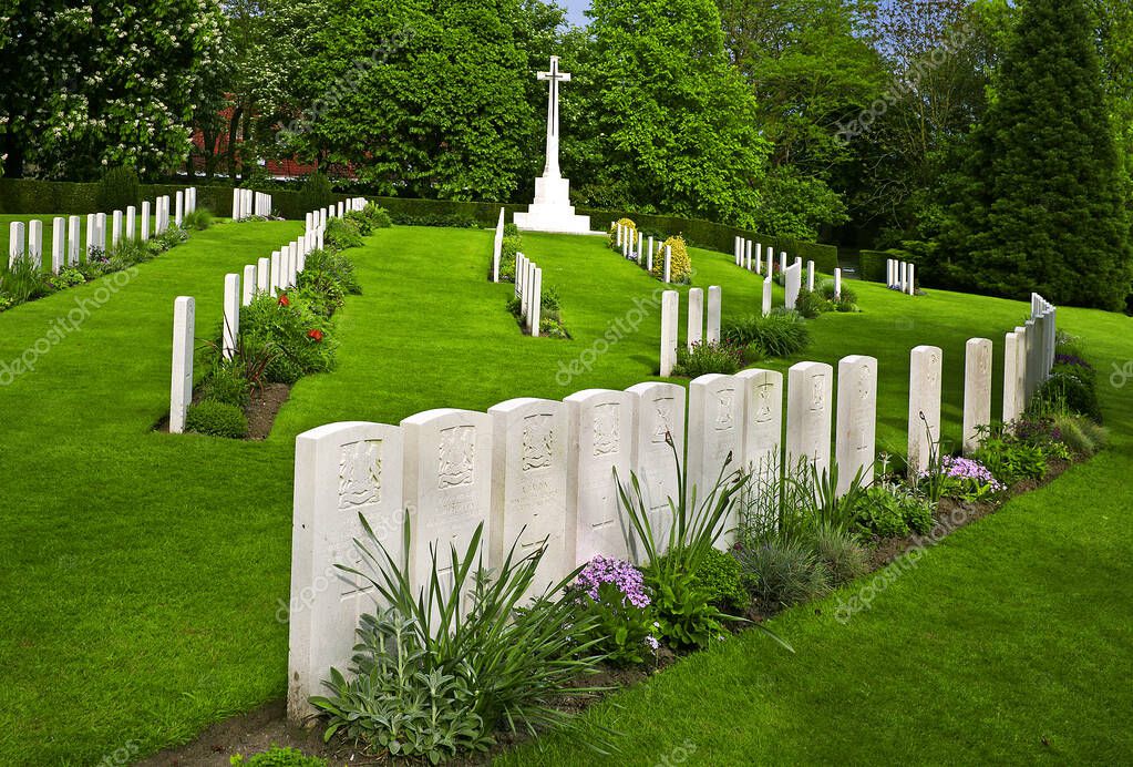 Flanders Fields, Tumbas y la cruz en el Cementerio. Alrededor de la ciudad hay muchos