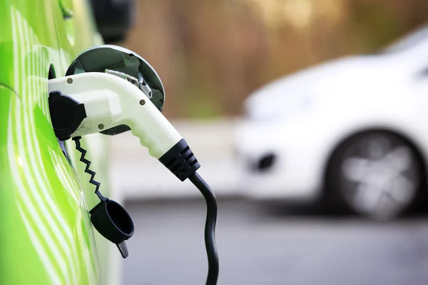 Carregando energia de um carro elétrico — Fotografia de Stock