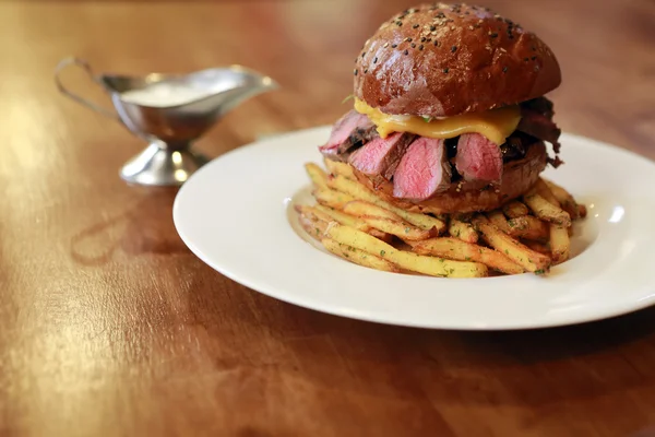 Burger und Pommes Stockfoto