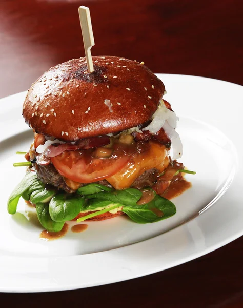 Burger wołowy duże pełne świeżych warzyw — Zdjęcie stockowe