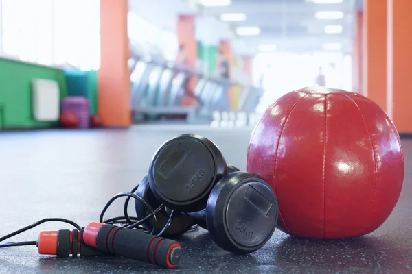 Verschiedene Werkzeuge für Fitness im Fitnessstudio — Stockfoto