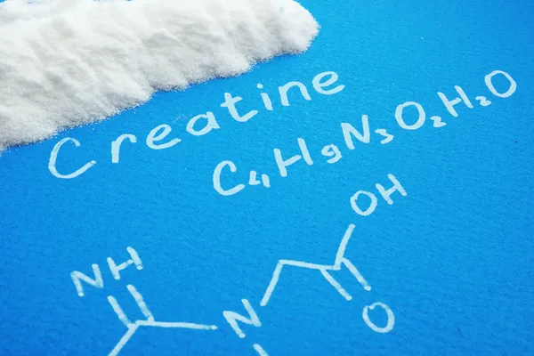 ? reatine prášek s chemickým vzorcem kreatin — Stock fotografie