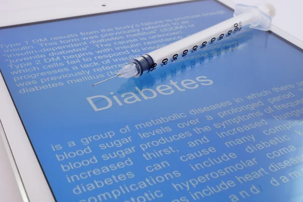 Шприц таблетка з статтю про діабет당뇨병에 대 한 기사와 태블릿에 주사기 — 스톡 사진