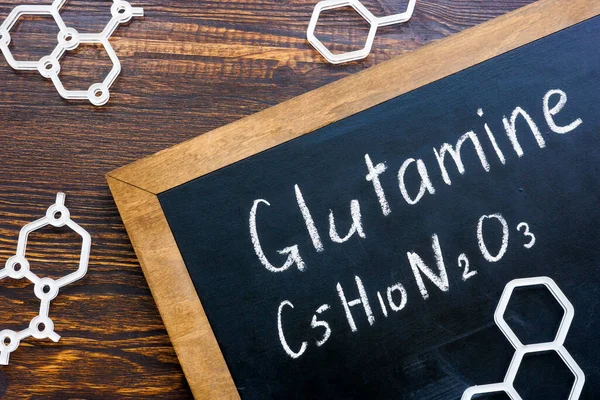Glutamin-Aminosäure-Formel auf der Tafel. — Stockfoto