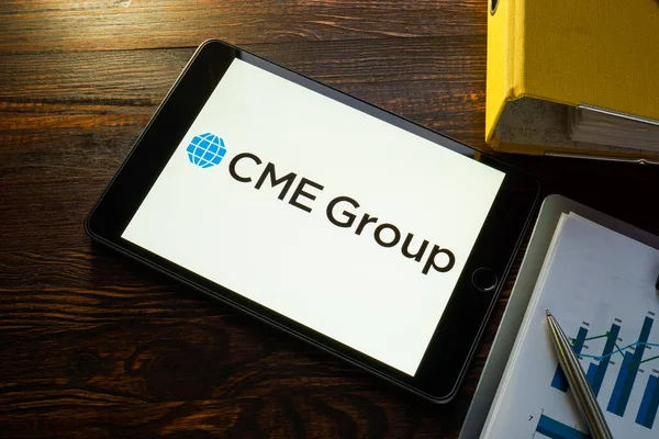 Kiew, UKRAINE - 21. August 2021. Tablet mit Logo der CME Group Inc und Handelspapieren. — Stockfoto