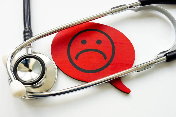 Experiência ruim ou negativa do paciente. Estetoscópio e rosto infeliz. — Fotografia de Stock